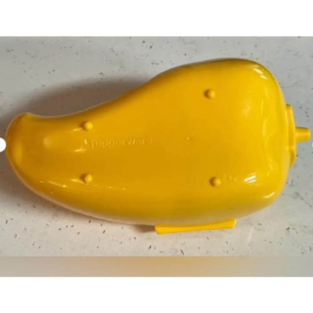 Tupperware Avocado Keeper and 2 Pepper Keepers Excellent Condition Vegetable